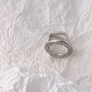 Detailansicht des metallischen Strass-Schalrings, elegantes Accessoire für Seidenschals.