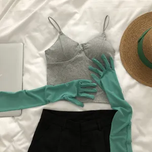 Ensemble de manchons de protection solaire d'été pour femmes avec débardeur gris et short.