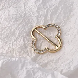 Goldener vierblättriger Kleeblatt Strass Seidenschal Schnalle Kleidung Detailansicht