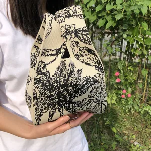 Schwarze und weiße Strickhandtasche mit Muster. Modisches japanisches Knotendesign für den Alltag.