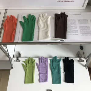 Ensemble de gants et manches longues de protection solaire en maille unie, fins et respirants.