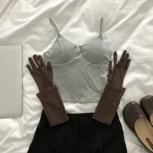 Ensemble de tenue d'été pour femmes avec caraco gris, manches marron et pantalon noir élégant.