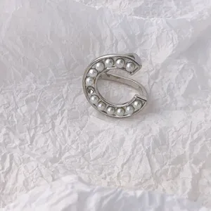Nahaufnahme des eleganten C-formigen Perlen-Schalringes mit feiner Verarbeitung und Perlen.