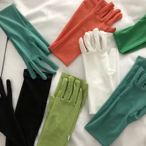 Vue détaillée de gants longs en résille pour femmes en plusieurs couleurs unies, légers.