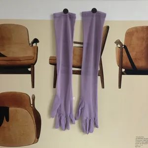 Vue détaillée de manchons de protection solaire longs en résille violette, gants respirants.