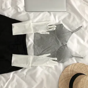 Ensemble de vêtements d'été pour femmes avec caraco gris, bas noirs et manches de protection.