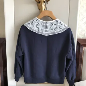 Dunkelblaues Sweatshirt mit abnehmbarem weißem Spitzen-Blumenkragen für Damen.