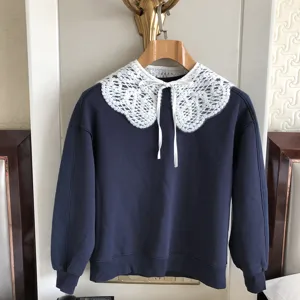Dunkelblauer Pullover mit elegantem weissen Spitzen Grossekragen Detailansicht Produkt