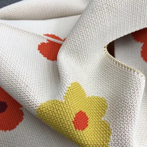 Gestrickte Tasche Detailansicht, bequeme gewobene Textur, niedliche kleine Handtasche nah dran.