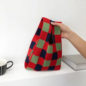 Detailansicht der farbigen Strick Karomantel Handtasche in minimalistischer Szenenpräsentation.