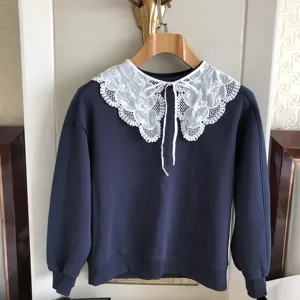 Dunkelblaues langarm Sweatshirt mit elegantem weissen Spitzenblumen bestickten grossen Kragen