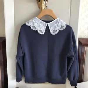 Dunkelblaues Sweatshirt mit elegantem weissen Stickerei-Spitzen-Ausschnitt Kragen Detail.
