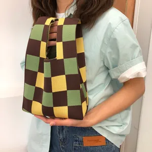 Handgemachte Strick-Tragetasche mit buntem Karomuster, stilvolle Freizeittasche Detailansicht.