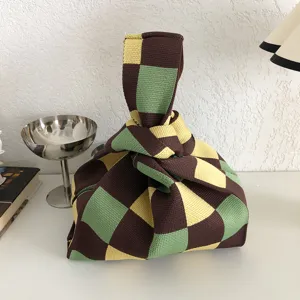 Elegante karierte Strick-Knotentasche mit einzigartigem Griff für den perfekten Alltagsstil.