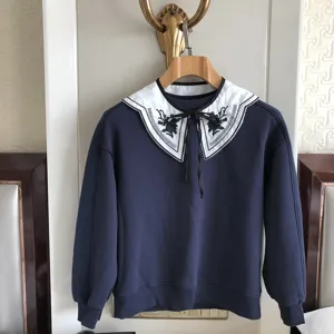 Dunkelblauer Pullover mit weißem besticktem großem Kragen, abnehmbarer Fake-Kragendesign.