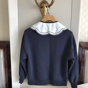 Dunkelblauer Langarm-Sweatshirt mit kontrastierendem weißem besticktem Peter-Pan-Kragen.