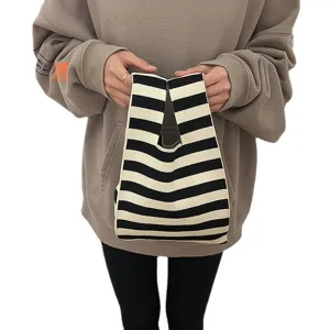 Schwarz-weiße gestreifte Strickhandtasche für Damen, lässige Tragetasche mit Griffen.
