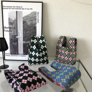 Detailansicht der gestrickten Blumentasche, lässige Handtasche für Damen im Alltag.