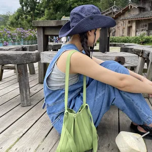 Grüne plissierte Strick-Umhängetasche für Damen, lässige Akkordeon-Tasche mit tollem Design.