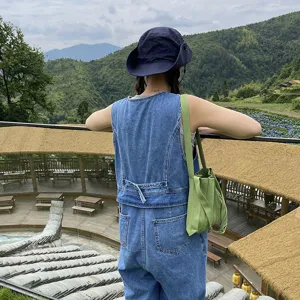 Grüne plissierte Segeltuch Umhängetasche Outdoor Szene Detailansicht, Sommer Accessoire.