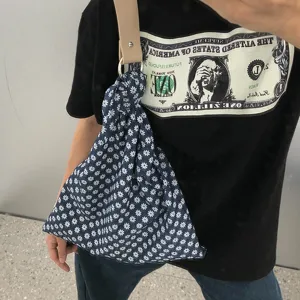 Nahaufnahme Detailansicht der blauen Gänseblümchen Stoff-Umhängetasche mit Metallring und Riemen.