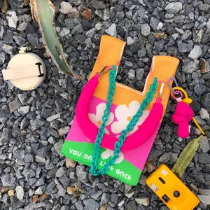 Bunte Strick-Tragetasche Detail, stylische gewebte Schultertasche mit Blumen und Aufschrift.