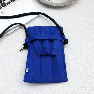 Kleine Strick Handytasche blaue Umhängetasche plissierter Stoff Mini Handytasche Detail