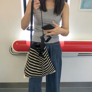 Gebreide gestreepte schouder- en crossbodytas, casual grote shopper tas voor dagelijks gebruik.