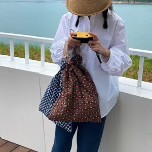 Modische Designer Stoffhandtasche für Damen, lässige Sommer Umhängetasche für den Alltag.