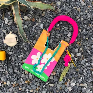 Bunte Damen Stricktasche mit Blumenmuster, dickem Griff und klobigem Kettenriemen.
