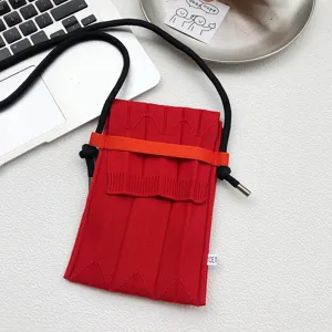 Rote Strick Mini Handytasche Detail, umhängbare Rippstrick Tasche mit Band und orange.