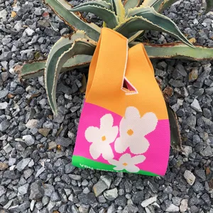 Diese gemütliche Damen Stricktasche mit buntem Blumenmuster ist ideal für den Alltag und Reisen.