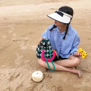 Modische Strick-Umhängetasche mit Blumenmuster und Kettenhenkel für stylische Strand-Looks.