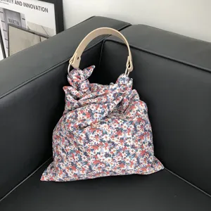 Blumenstoff Handtasche mit beigem Ledergriff, stilvolles Plissee-Design für Damen im Sommer.