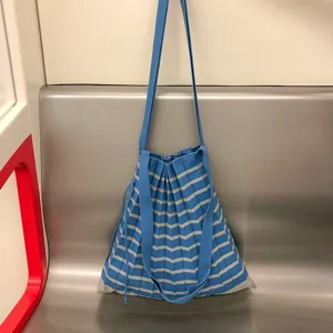 Blauwe grijs gestreepte gebreide schoudertas casual grote capaciteit shopper tas voor vrouwen.