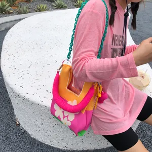 Damen bunte Strick Umhängetasche stilvolle Blumen gewebte Handtasche mit Kette lässiges Design