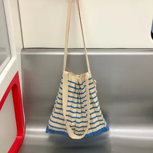 Gebreide gestreepte schoudertas met plooidesign, casual tote bag voor dames dagelijks gebruik.