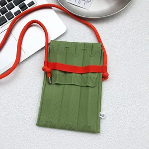 Mini Strick-Handytasche mit leuchtend orangenem Umhängegurt, schickes Accessoire.