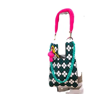 Gestrickte Tasche mit Blumenmuster, pinkem Gurt und Kette, schicke Umhängetasche