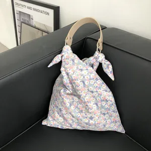 Blumen Schultertasche mit Lederriemen und Knotendetail, stylische Sommertasche für Damen.