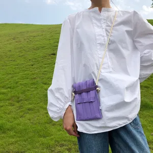 Detailansicht einer koreanischen Mini-Strick-Handytasche in Lila, ideal fuer den taeglichen Look.