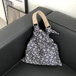 Blumenmuster Stoff Handtasche mit Lederriemen, lässige Umhängetasche für Damen Alltag.