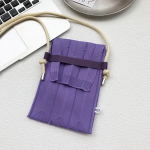 Detailansicht der violetten Mini-Knitted-Handytasche mit weicher Textur und Schulterriemen.