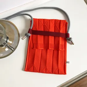Oranger plissierter Mini-Strick-Umhängetasche für Handy mit grauem Gurt und Band.