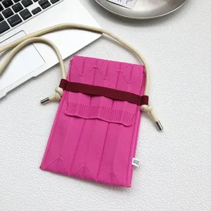 Rosa Strick Mini Handytasche Detail, lässige Umhängetasche mit Streifenmuster und Riemen.