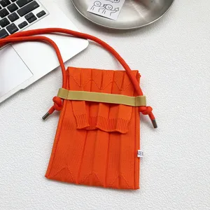 Mini Strick Umhängetasche für Handys in leuchtendem Orange mit schicken Plissees.
