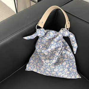Sommerlicher Stoff-Handbeutel mit Blumenmuster und Ledergriff, schicke Freizeittasche für Damen.