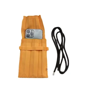 Koreanische Mini Strick Handytasche mit Falten Design und Umhängeband für den Alltag.