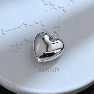 Ciondolo cuore argentato accessorio gioielli DIY, design 3D liscio e minimalista.