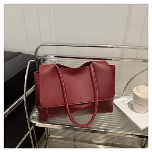 Grand sac rouge au design de niche, sac élégant sous les aisselles pour un usage quotidien.